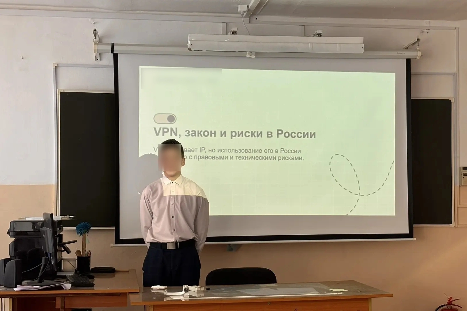 Во многих российских школах начали проводить специальные занятия по цифровой безопасности, где школьникам рассказывают об опасностях использования VPN‑сервисов, рисках утечки персональных данных и возможных правовых последствиях онлайн‑активности.
