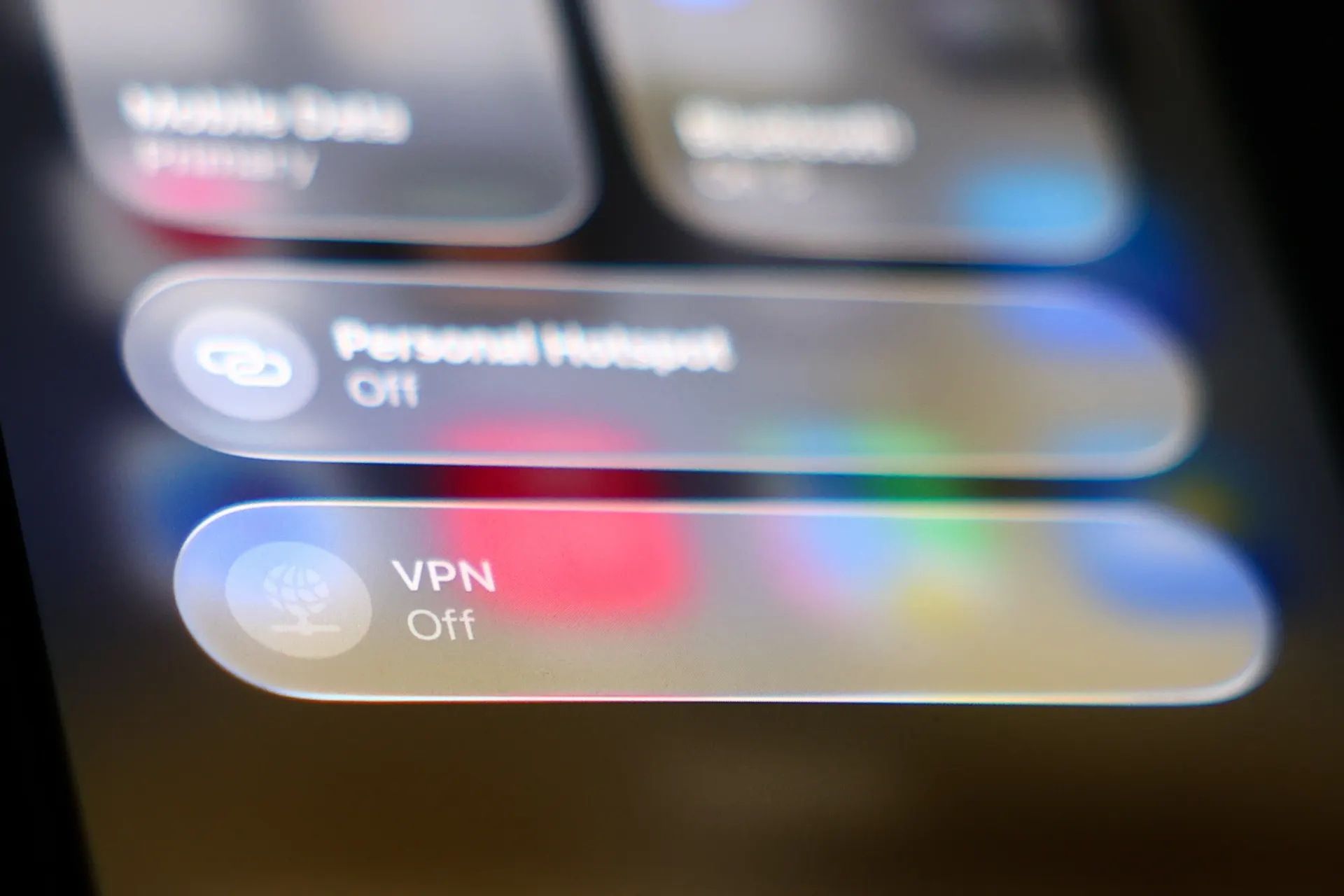 После предписаний ограничивать доступ через VPN с 15 апреля некоторые площадки — в том числе маркетплейсы и сервисы Яндекса — снова открываются для части пользователей при использовании VPN, тогда как другие продолжают требовать его отключения.