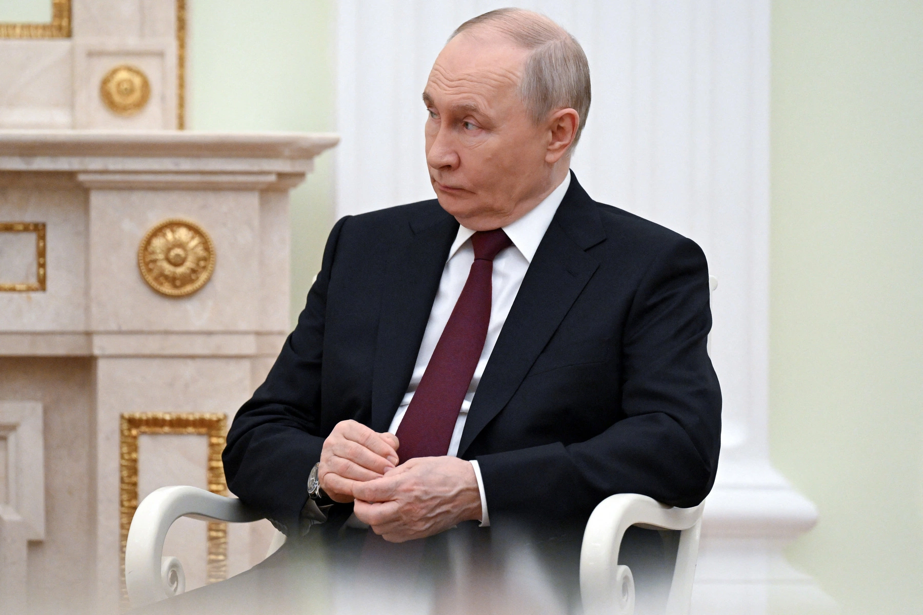 Мониторинг активности во «ВКонтакте» показал масштабную кампанию провластных ботов, которые оправдывают шестую неделю подряд снижающийся рейтинг Владимира Путина, ставят под сомнение результаты опросов ВЦИОМ и поддерживают ограничения интернета накануне выборов в Госдуму.