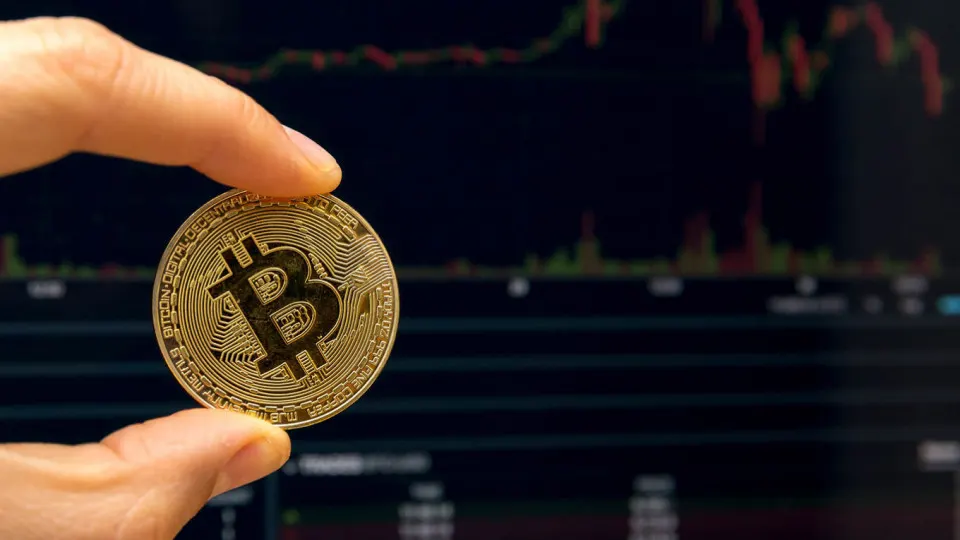 Проект поправок вводит подоходный налог на доходы от криптоопераций, закрепляет роль налоговых агентов и освобождает ряд криптоорганизаций от НДС — меры принимаются на фоне роста бюджетного дефицита и общего увеличения налоговой нагрузки.