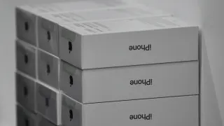 У российских продавцов электроники накопились крупные запасы смартфонов Apple и Samsung, которые не удаётся реализовать: из‑за падения спроса и снижения покупательной способности ритейлеры вынуждены резко снижать цены и распродавать технику со скидками.