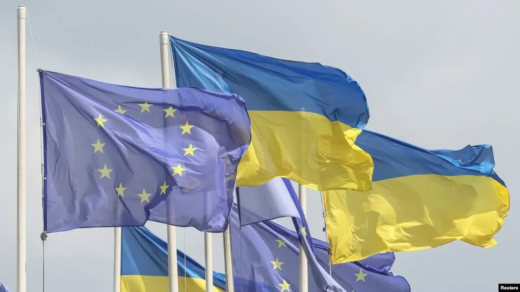 Евросоюз единогласно одобрил изменения в бюджет для выделения Украине кредита на 90 млрд евро и согласовал новый, 20‑й по счёту, пакет санкций против России. Первый транш Киев рассчитывает получить к концу мая – началу июня.