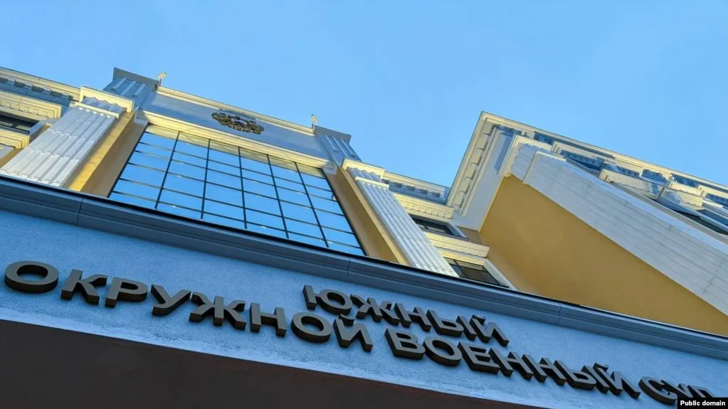 Южный окружной военный суд приговорил трёх молодых людей к срокам от восьми до десяти лет лишения свободы по делу о подготовке поджога военкоматов в Ростове-на-Дону; по версии следствия, их задержали сотрудники ФСБ ещё на стадии подготовки, а ключевые показания дала знакомая обвиняемых, сотрудничавшая с силовиками.