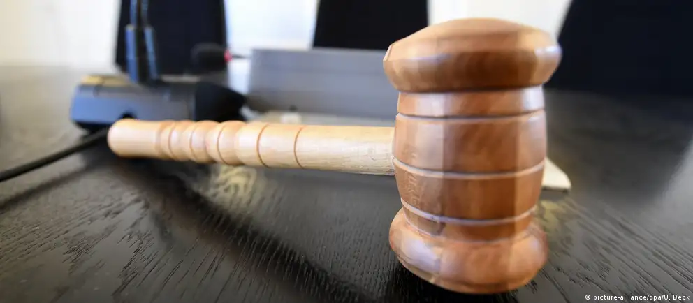 Советский районный суд Воронежа назначил 24‑летнему Роману Мальцеву год исправительных работ по статье о демонстрации запрещённой символики — следствие усмотрело на снимке знаки «Международного движения сатанизма». Рапорт сотрудника Центра по противодействию экстремизму лёг в основу дела; ранее Верховный суд признал это объединение экстремистским.