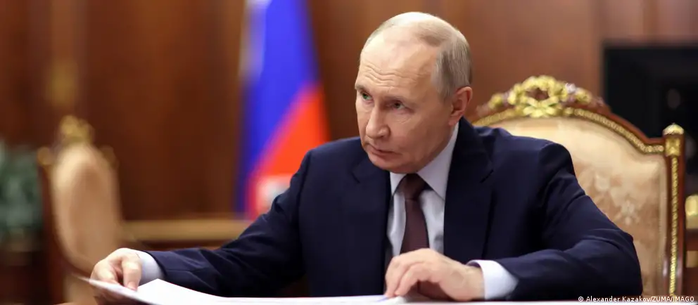 Президент России подписал закон, который освобождает чиновников от декларирования части добрачных доходов супругов и выводит из-под имущественного контроля сделки, совершенные до поступления на госслужбу.