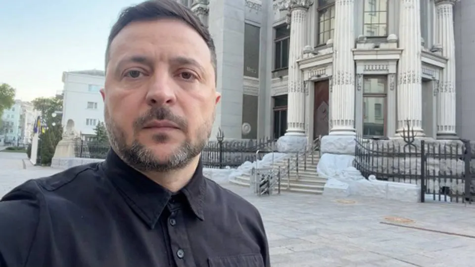 Киев требует не одноразовой «часовой» паузы, а длительного прекращения огня и гарантий безопасности; в Кремле предложили перемирие на 9 мая, детали пока не согласованы.