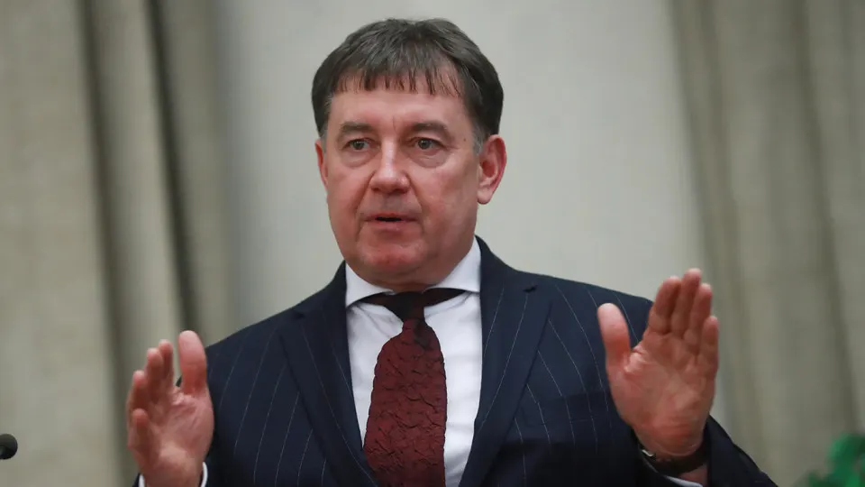 Мосгорсуд оставил в силе решение о национализации более 100 объектов недвижимости и сети отелей Marton на 9 млрд рублей, связанных с бывшим председателем Совета судей России Виктором Момотовым. Генпрокуратура связывает его с криминальными авторитетами и нелегальным бизнесом.