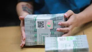 За одну неделю апреля объём наличных в обращении вырос на 240 млрд рублей на фоне отключений мобильного интернета, ужесточения контроля за переводами и налогового давления на бизнес.