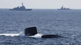 Правительство Японии радикально пересмотрело послевоенную доктрину и разрешило экспорт летального вооружения, открыв оборонным компаниям путь на мировые рынки и допустив исключительные поставки в зоны конфликтов ради национальной безопасности страны.
