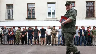 Министерство обороны подготовило поправки, которые позволят проверять военнослужащих на алкогольное опьянение прямо в части с помощью экспресс-тестов, без обязательной доставки в медучреждение. Инициатива связана с трудностями проверки в условиях боевых действий и сообщениями о наборе в армию людей с алкоголизмом и тяжелыми заболеваниями.