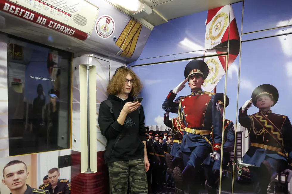 Минцифры и другие ведомства последовательно вводят ограничения, которые затрудняют покупку и использование VPN: от блокировок доступа до попыток обложить трафик платой. Пока часть мер действует, другие отложены или обсуждаются.