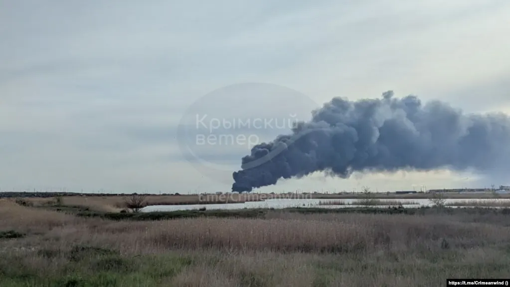 В ночь на четверг беспилотники атаковали промзону в Новокуйбышевске, нефтеперекачивающую станцию под Кстовом и объекты в аннексированном Крыму и Туапсе; сообщается об одном погибшем и множестве разрушений, российское Минобороны заявило о перехвате 154 украинских БПЛА.