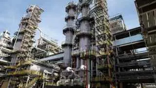 Сызранский нефтеперерабатывающий завод приостановил переработку нефти из‑за повреждения оборудования в результате атаки беспилотников 18 апреля. Остановлена ключевая установка первичной переработки, ремонт оценивается в одну–две недели.