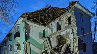 В Сызрани Самарской области беспилотник попал в жилую многоэтажку, частично обрушился подъезд. Спасатели извлекли из-под завалов 11 человек, в том числе двоих детей. Ночью ПВО сообщила о перехвате более 150 дронов в ряде российских регионов, а работа нескольких аэропортов временно ограничивалась.