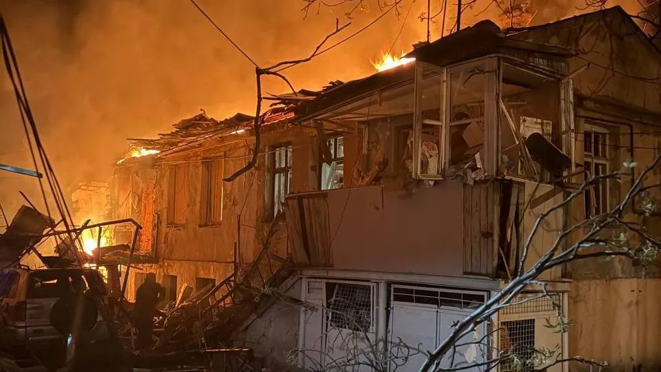 В результате ночной атаки российских беспилотников по Одессе повреждены два жилых дома, погибли по меньшей мере два человека, более десятка жителей получили ранения, спасатели продолжают разбор завалов.