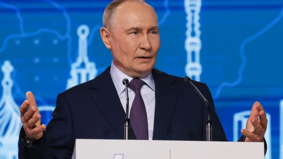На фоне массовых ограничений в интернете и блокаций мессенджеров власти дали сигнал замедлить ввод новых запретительных мер — это связано с ощутимым снижением одобрения у руководства страны.