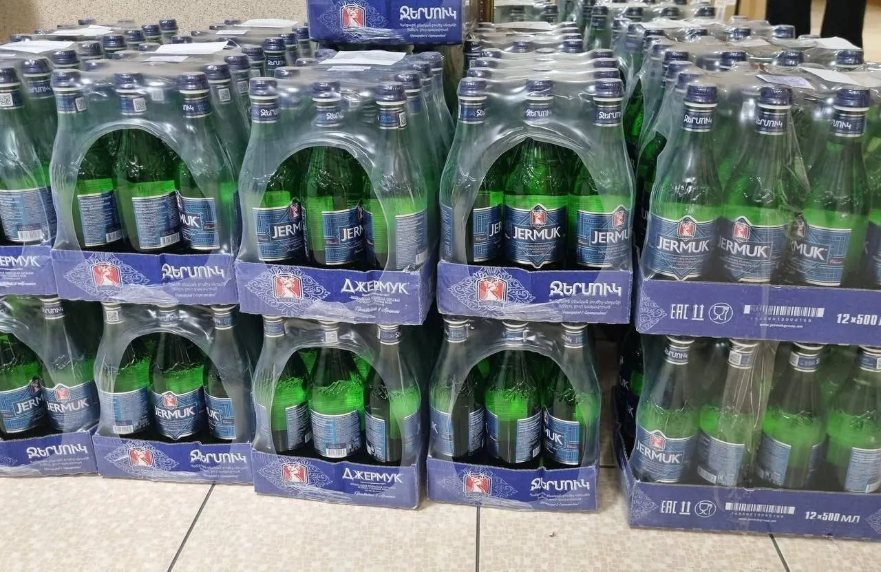 Минеральная и питьевая вода «Джермук» из Армении временно снята с продажи и отгрузки в России: регулятор выявил несоответствие требованиям, под запрет попали разные виды и объёмы продукции.