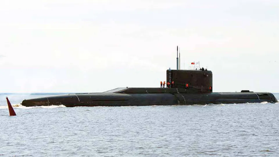 Разведслужбы фиксируют признаки возможного секретного проекта, в рамках которого на морском дне в Арктике планируют разместить пусковые установки для ракет, потенциально способных нести ядерные боеголовки; проект вызывает опасения и сталкивается с серьёзными техническими проблемами.
