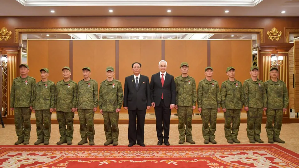 Фотографии в новом военном музее в Пхеньяне фиксируют церемонию вручения российских государственных наград командующим КНДР, которая, по имеющимся данным, могла пройти в Москве 3 декабря 2025 года. О событии официально не сообщалось.