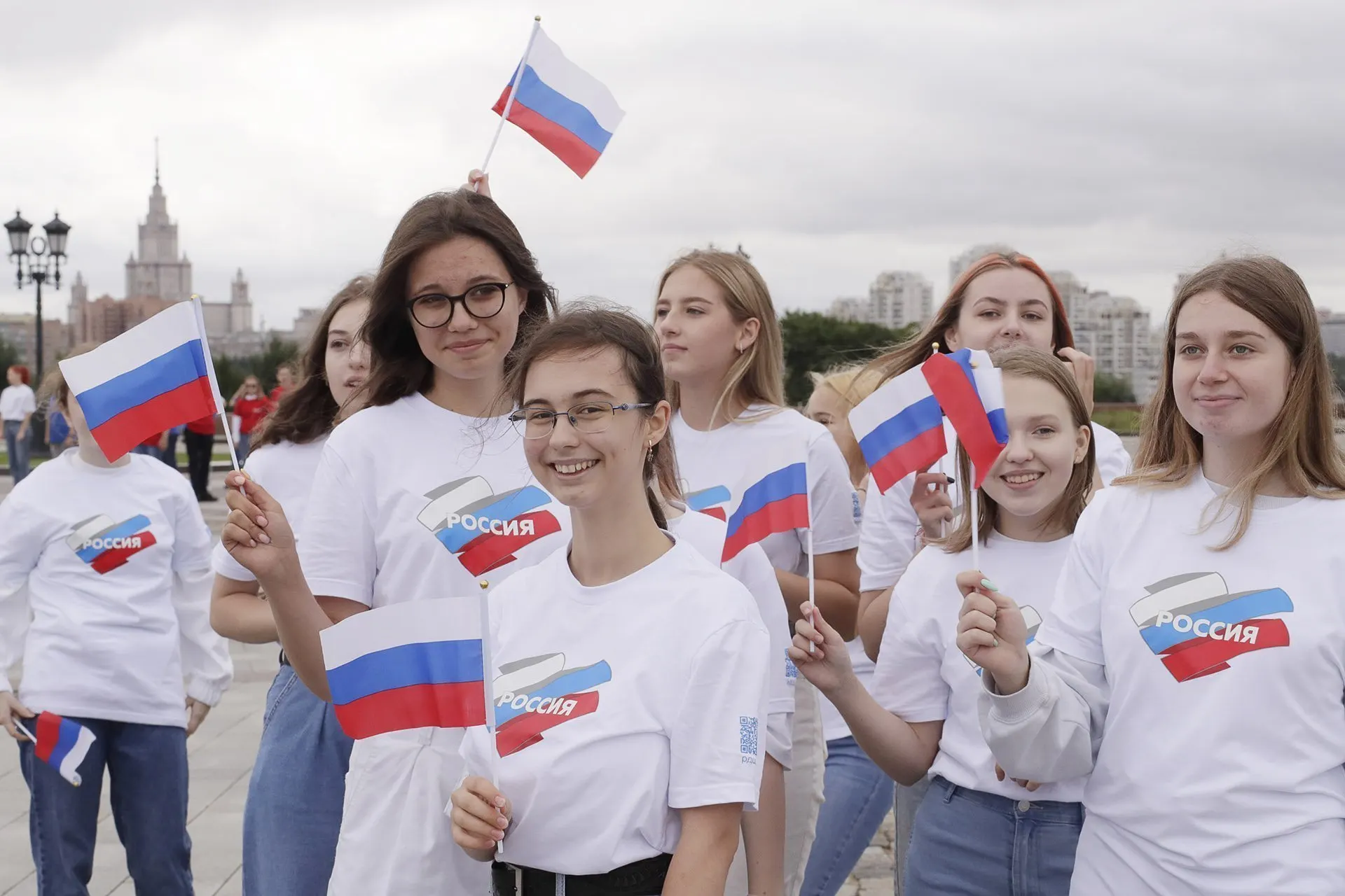 Бюджет нового федерального проекта на 2025–2030 годы превысит 421,3 млрд рублей. Эксперты указывают, что ключевые показатели основаны на суммировании «охватов» и «участий», а не на измерении реальных установок и эффектов.