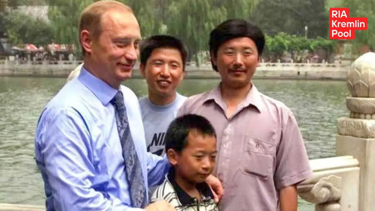 Мужчина, с которым российский лидер фотографировался в 2000 году, вырос, стал инженером и вновь встретился с Путиным.
