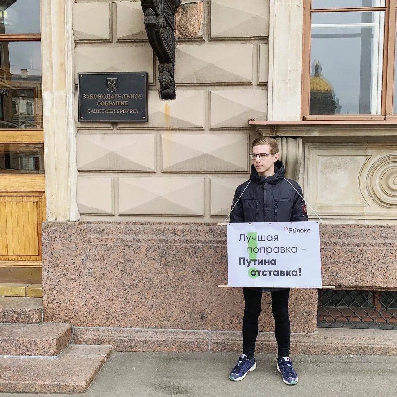 Журналист Вадим Ваганов объявлен в федеральный розыск. Ранее в отношении него выписаны штрафы по делу «иностранного агента» и за «ЛГБТ‑пропаганду»; точная уголовная статья пока неизвестна.