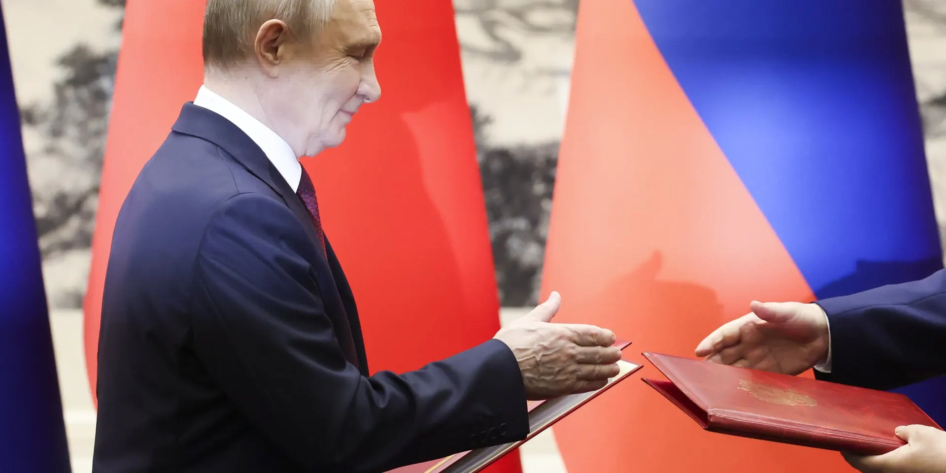 Двухдневный визит завершился подписанием ряда соглашений, но реального прорыва по трубопроводу не произошло. Практическим итогом стало продление безвизового режима до конца 2027 года.