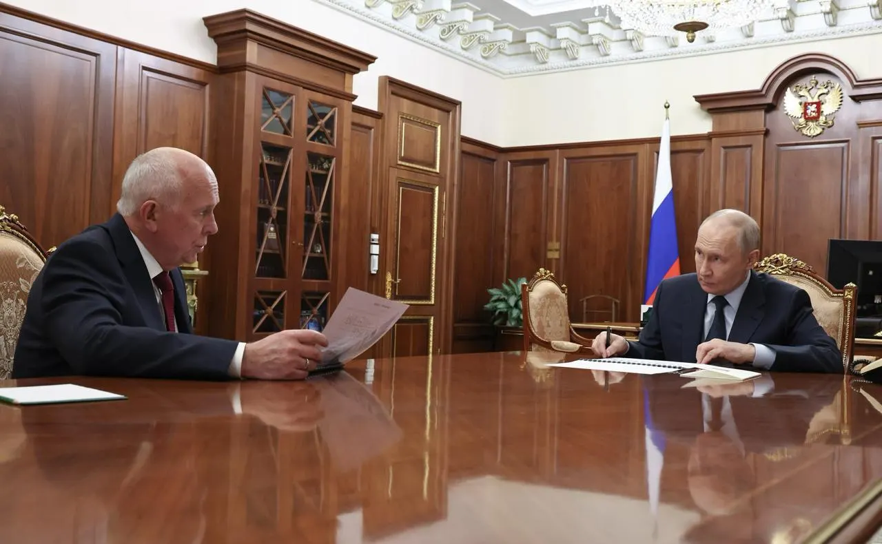 Глава Ростеха доложил президенту, что запуск серийного производства МС‑21 и «Суперджет‑100» отложен на следующий год; ранее старт обещали в 2026 году, а планы по выпуску самолётов сдвинулись до 2035 года.