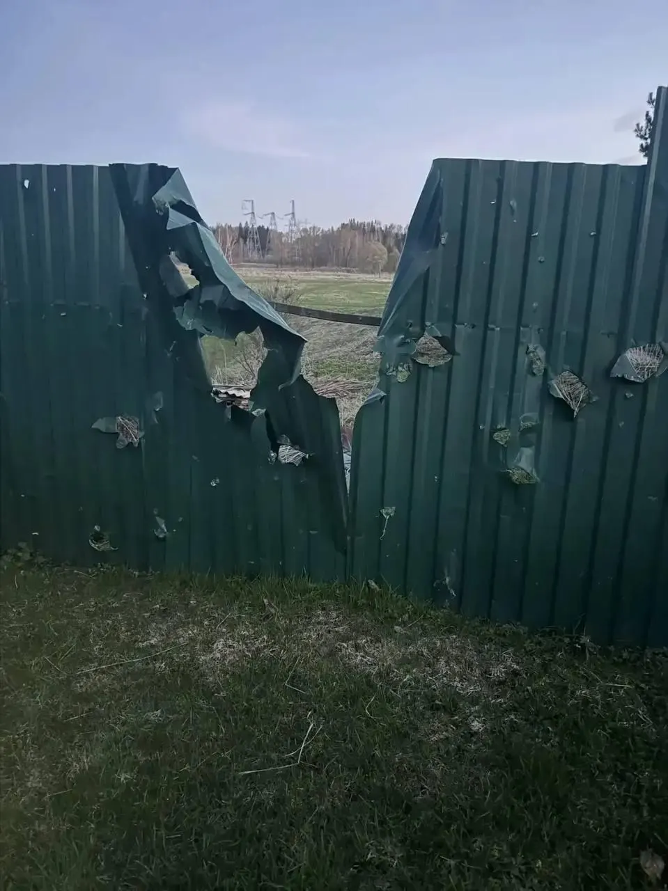 В результате атаки беспилотников в Волоколамском округе погиб 77‑летний мужчина. В Московской и Ленинградской областях заявляют о десятках сбитых дронов, Минобороны сообщает о более чем 330 поражённых БПЛА.