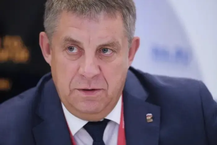 После отставки Александр Богомаз рассматривается как претендент на вакантный мандат депутата Государственной Думы. В тексте — возможные кадровые перестановки в соседних регионах и упоминания уголовных дел, связанных со строительством оборонительных сооружений.