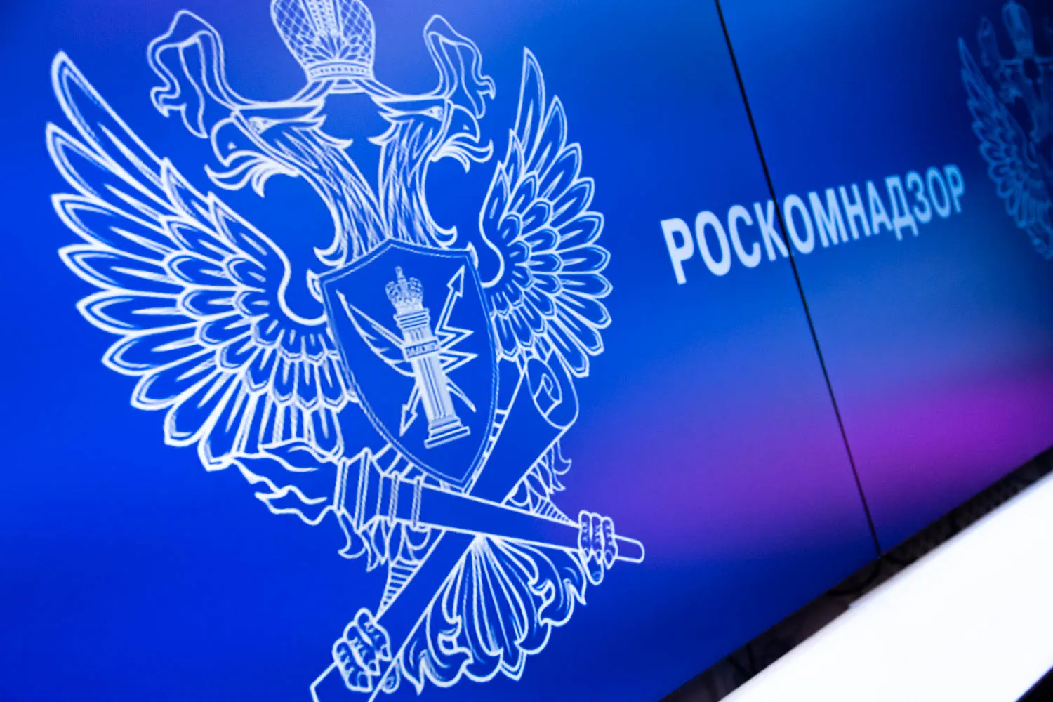 С декабря 2025 года против ряда крупных зарубежных издателей возбуждены административные дела по статье 13.11 КоАП за нарушение требований о хранении и обработке персональных данных граждан России; отдельные компании уже оштрафованы.