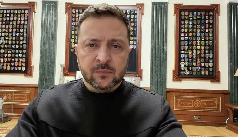 Президент Украины заявил, что разведка и западные партнёры сообщают о подготовке Россией комбинированного удара с применением «Орешника», в том числе по Киеву. Граждан призвали внимательно относиться к сигналам тревоги и пользоваться укрытиями.