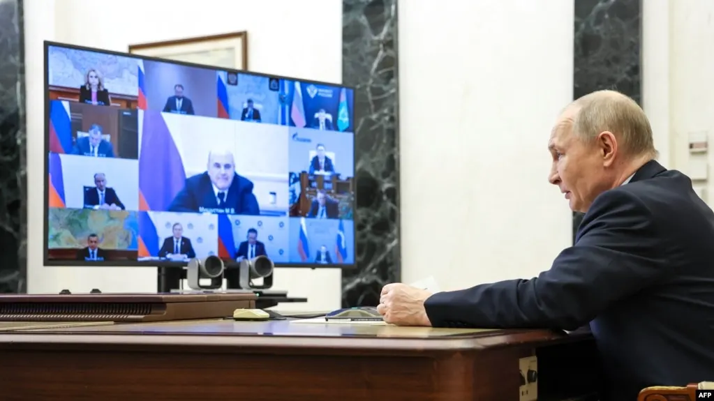По информации разведки одной из европейских стран, с начала марта 2026 года в Кремле усилилась тревога из‑за возможного заговора и попытки переворота. В документе также описаны меры по ужесточению охраны президента и упоминается роль отдельных фигур внутри элит.