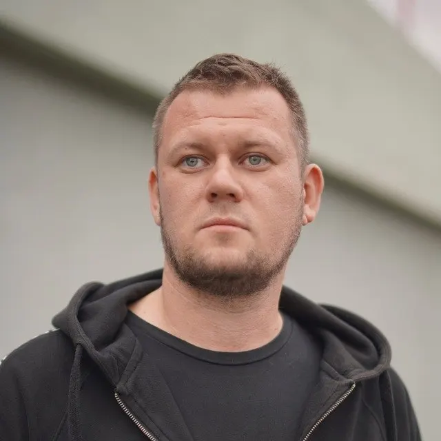 Вечером Минюст включил в список «иностранных агентов» украинского журналиста и блогера Дениса Казанского. Казанский заявил, что не имеет российского гражданства и ожидал более жёстких обвинений.