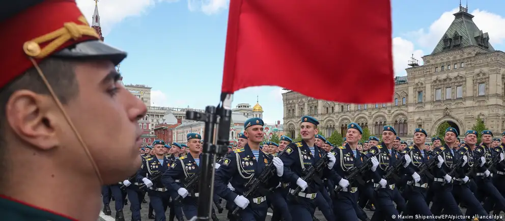 В ряде городов традиционные мероприятия к Дню Победы либо сократили, либо отменили: в Москве с Красной площади убрали военную технику, в нескольких регионах отменили салюты и массовые акции. Причины — соображения безопасности, использование техники на фронте и стремление сохранить видимую нормальность. Возможные политические последствия — разнообразные реакции общества и влияние на восприятие власти.