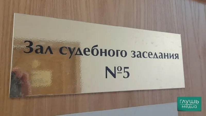Верховный суд РФ предложил смягчить требования к секретарям судов: допускать к работе не только выпускников с высшим юридическим образованием, но и студентов юридических факультетов. Обоснованием называют избыточность нынешнего требования, а также кадровые сложности из‑за низких зарплат и высокой нагрузки.
