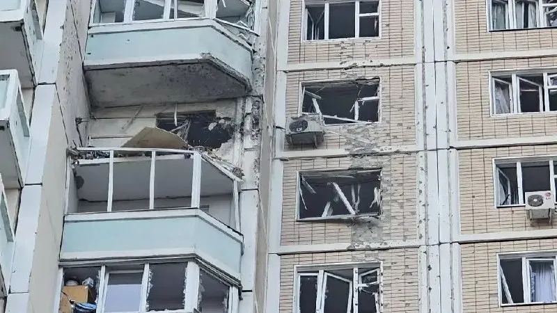 В результате ночных и утренних атак беспилотников в Москве и Подмосковье погибли 3 человека, пострадали более десятка. Минобороны сообщает о 556 сбитых БПЛА над разными регионами страны.