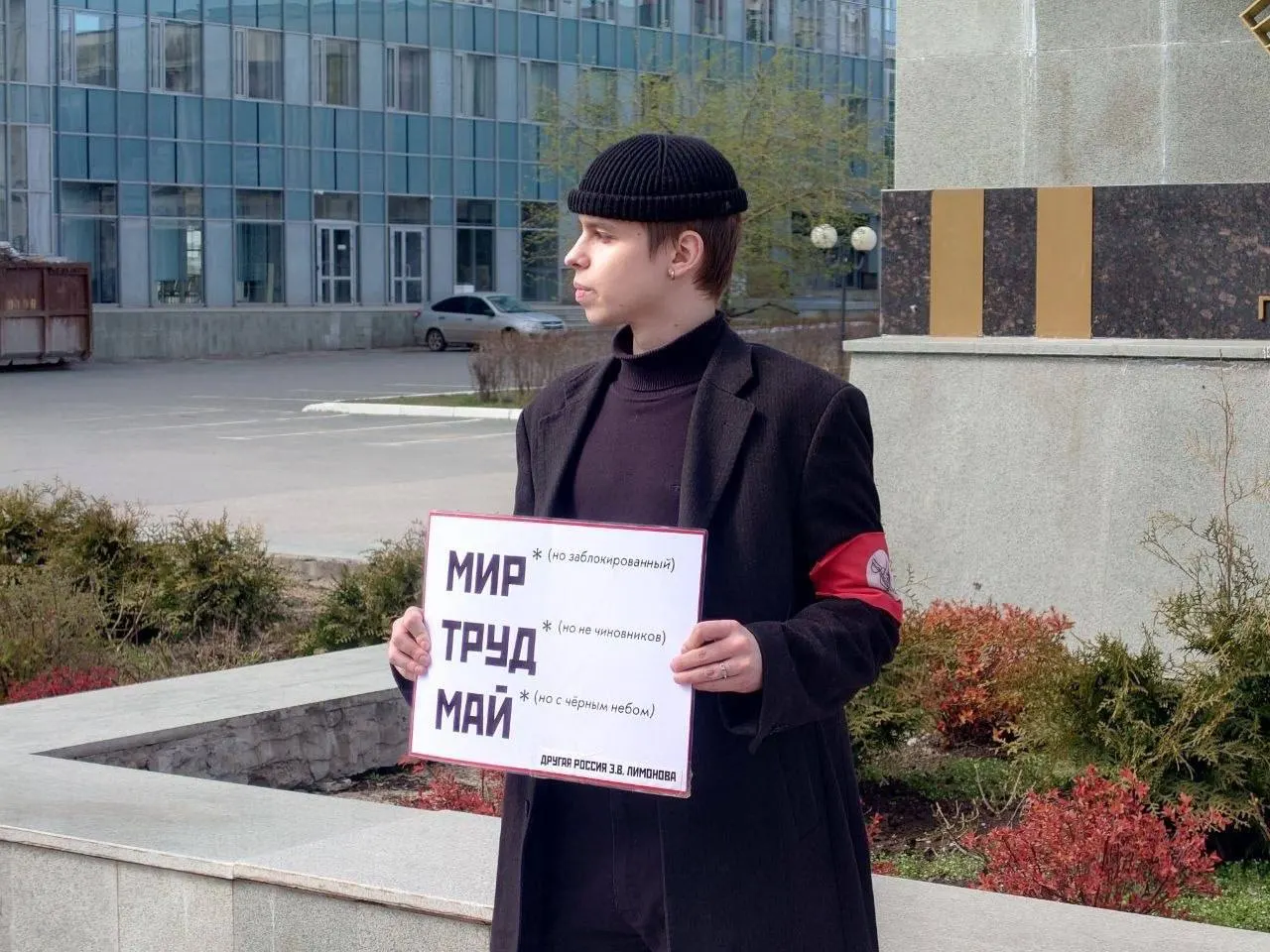 Во время первомайских мероприятий в Перми и Иркутске полиция задержала нескольких активистов. Задержанные заявляют о грубых нарушениях со стороны силовиков и давлении в отделах полиции; точные обвинения пока уточняются.