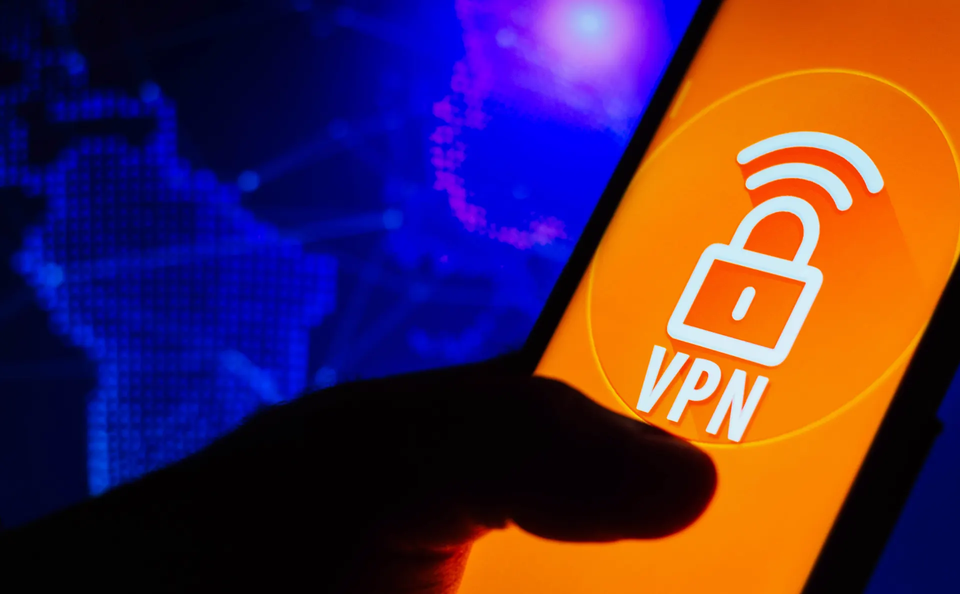 Сроки введения платы за международный (в том числе VPN) трафик свыше 15 ГБ в месяц пересматривают: источники называют варианты «ближе к осени», «после выборов в Госдуму» и даже перенос до конца года. Операторы обязаны предупредить абонентов за 10 дней.