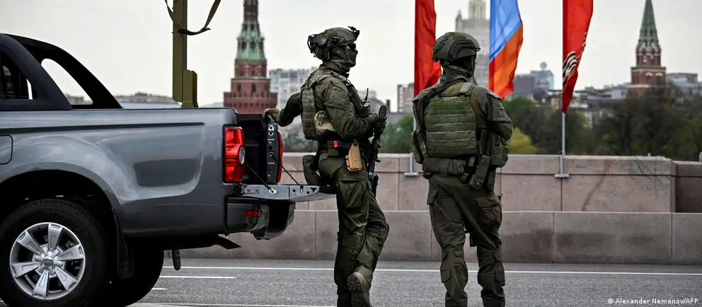 Власти отозвали приглашения иностранных корреспондентов на парад на Красной площади. Организацию мероприятий изменили из‑за «оперативной обстановки» и угрозы атак, в ряде регионов отменили парады и салюты.