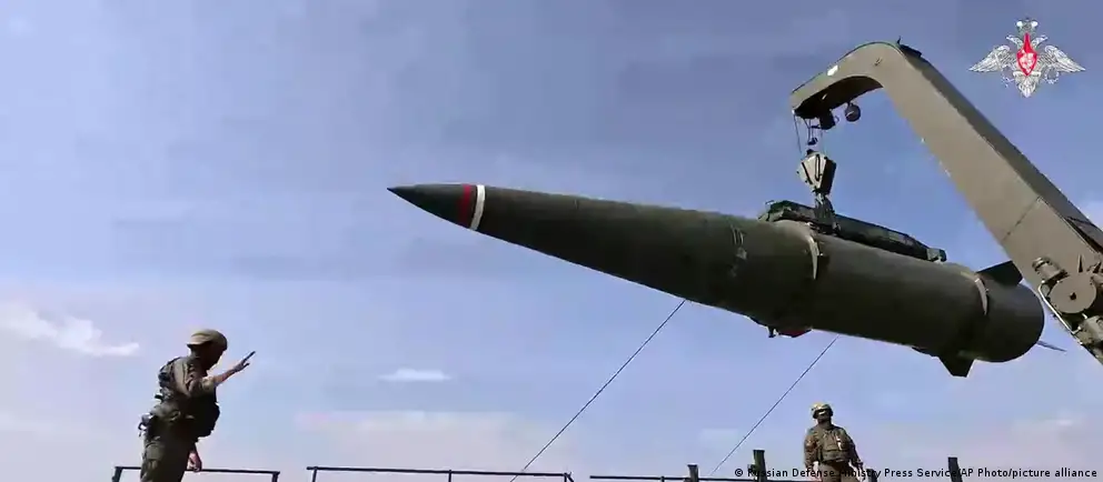 В манёврах задействованы почти 65 тысяч военнослужащих, более 200 пусковых установок и восемь стратегических подлодок; отдельно отрабатывается совместное применение ядерного оружия с Белоруссией.
