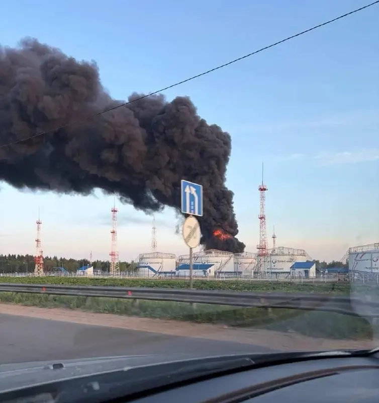 Ночью и утром беспилотники ударили по НПЗ в Капотне, нефтеналивной станции в районе Солнечногорска и технопарку в Зеленограде; по меньшей мере три человека погибли, есть пострадавшие, повреждены жилые дома и возникли сбои в работе аэропорта.