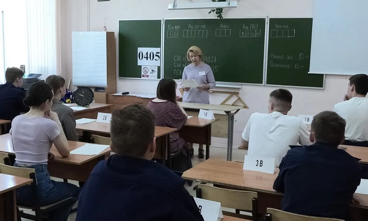 Рособрнадзор выпустил рекомендации: организаторы и охрана не должны прикасаться к участникам экзаменов и их вещам. При срабатывании металлоискателя допускается только вежливая просьба добровольно предъявить или сдать предмет.