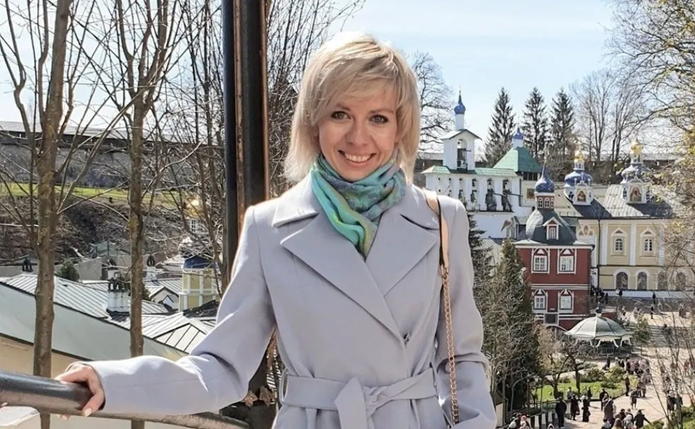 Государственный орган оформил протокол за публикацию материалов «иностранного агента» без соответствующей маркировки. Штраф по части 4 статьи 19.34 КоАП — от 30 до 50 тысяч рублей. Савицкая внесена в реестр с декабря 2020 года; ранее по той же статье штрафовали псковского политика Алексея Малова, а протокол был составлен и в отношении журналистки Светланы Прокопьевой.