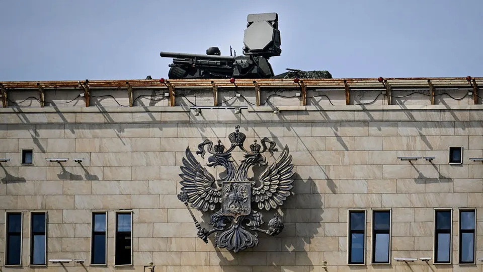 К переброске зенитных систем к столице при подготовке парада 9 мая относятся как к фактору, ослабляющему защиту других регионов и энергетической инфраструктуры. Командование беспилотников объявило, что будет бить по уязвимым объектам на периферии.