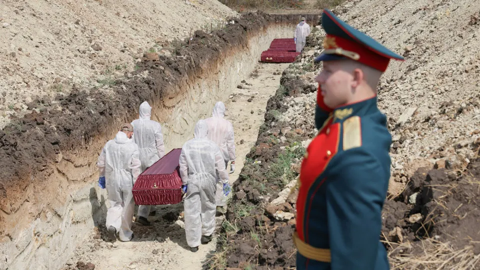 По результатам анализа поимённых списков, реестра наследственных дел и судебной статистики минимальная документально обоснованная оценка численности погибших российских военнослужащих с начала полномасштабного вторжения до конца 2025 года составляет 352 тысячи человек.