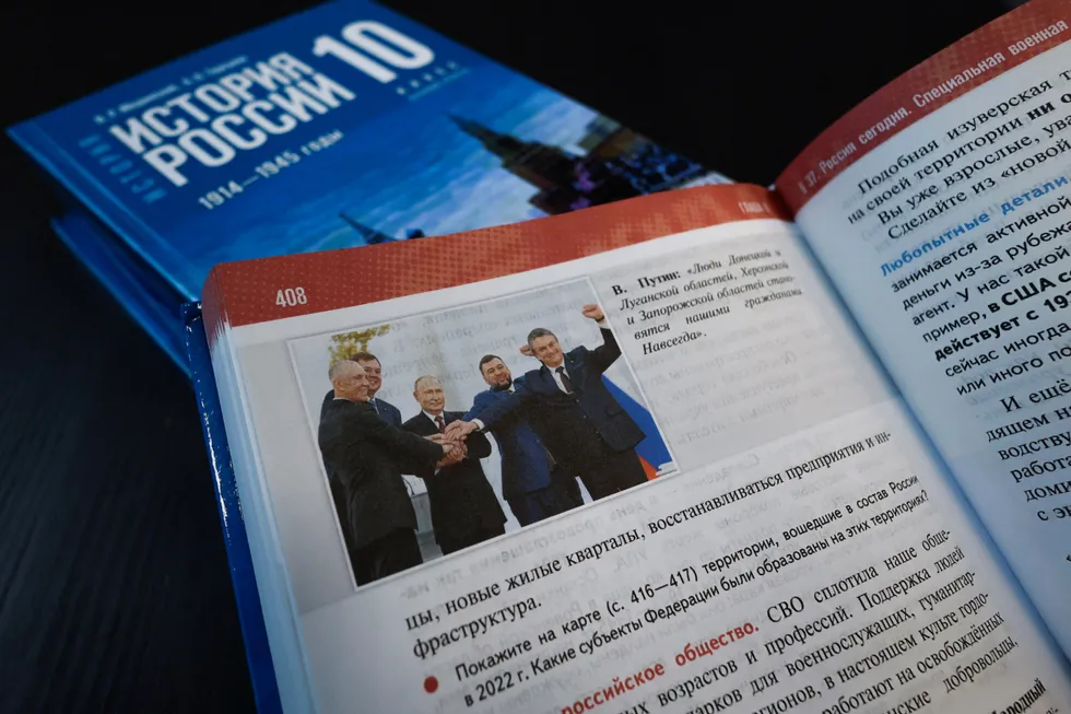 Учебники для средней школы, подготовленные в 2025 году, систематически подстраивают прошлое под современные политические нарративы: спорные факты замалчиваются, встраиваются современные государственные проекты и преподносятся односторонние трактовки событий.