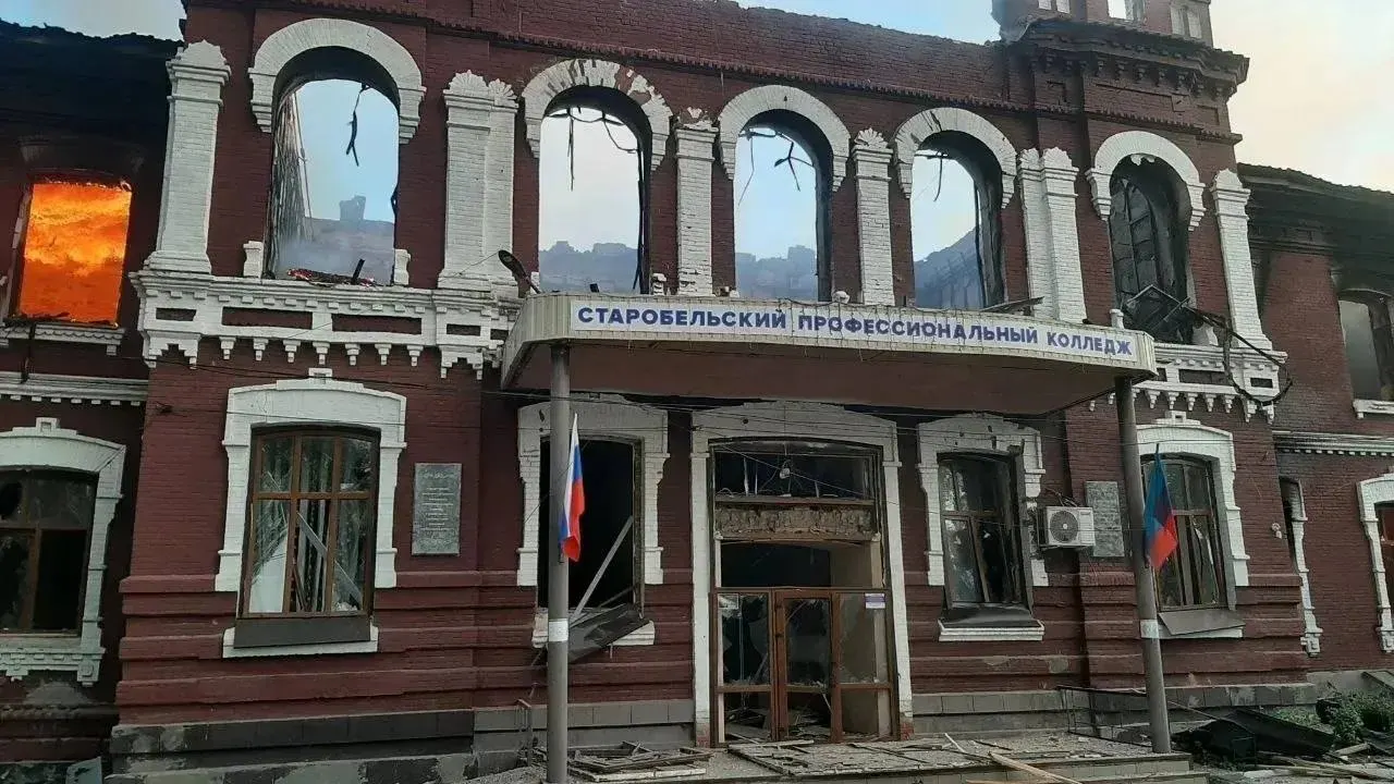 Ночной удар по общежитию профессионального колледжа в Старобельске привёл к гибели шести человек; 15 числятся пропавшими, 39 человек ранены, большинство — несовершеннолетние.