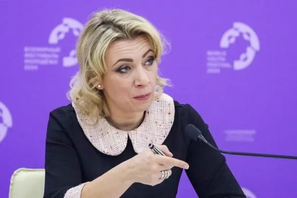 Официальный представитель МИД РФ заявила, что сотрудники Госдепа уведомляют российских дипломатов о том, что их дети, родившиеся в США, автоматически признаны американскими гражданами. По её словам, семьи не давали на это согласия и узнали об этом задним числом; практику она назвала давлением и дискриминационной.