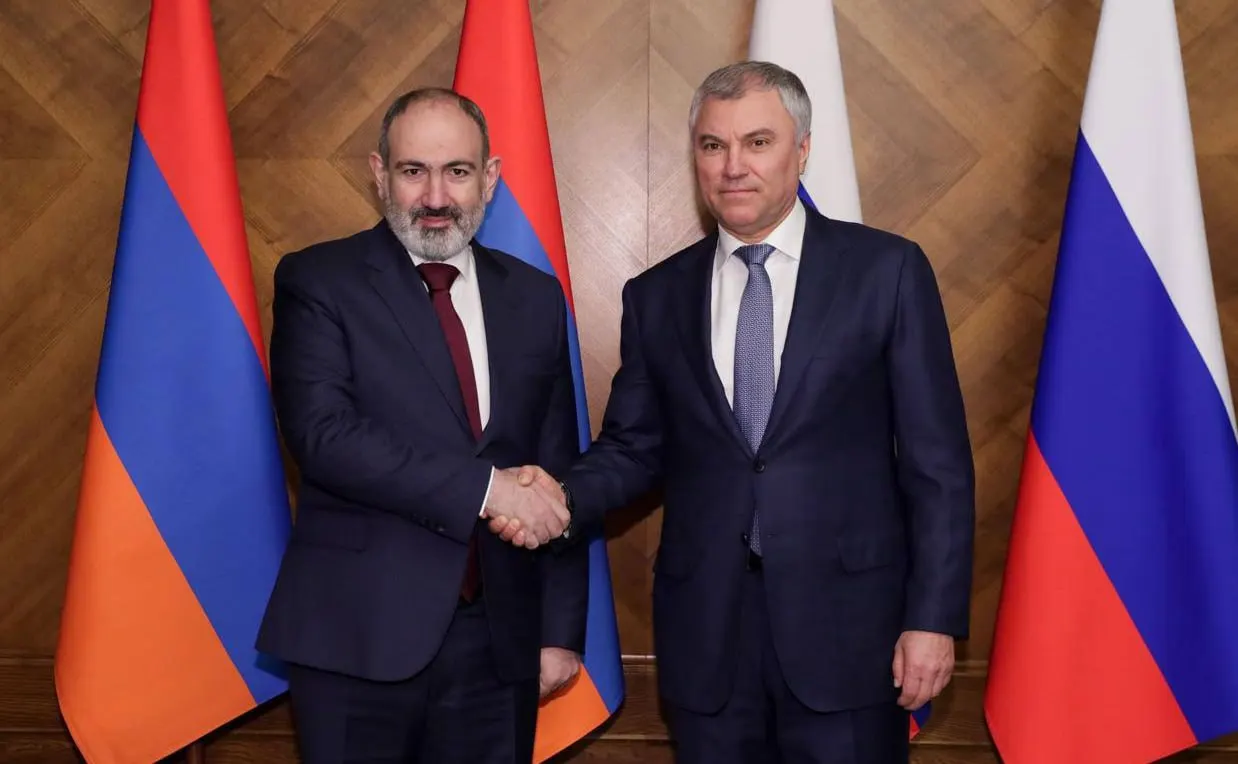 Председатель Госдумы заявил, что армянское руководство использует экономические возможности РФ, но одновременно сближается с европейскими структурами; в качестве примеров назвал признание юрисдикции МУС и обсуждение пути в ЕС, а также меры российских контролирующих органов против поставок минеральной воды.